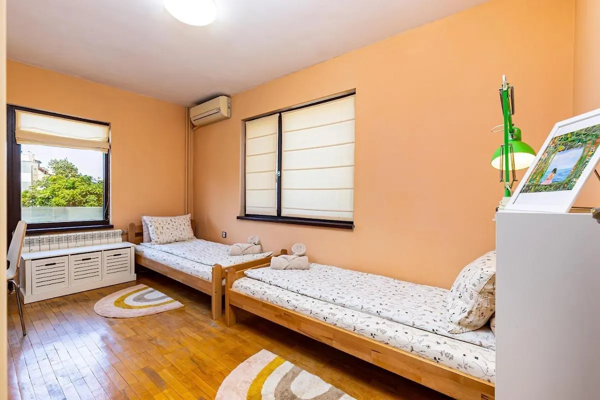 Spacious 2Br Apt Kremena 10 Minutes Walk To Center Plovdiv Lägenhet